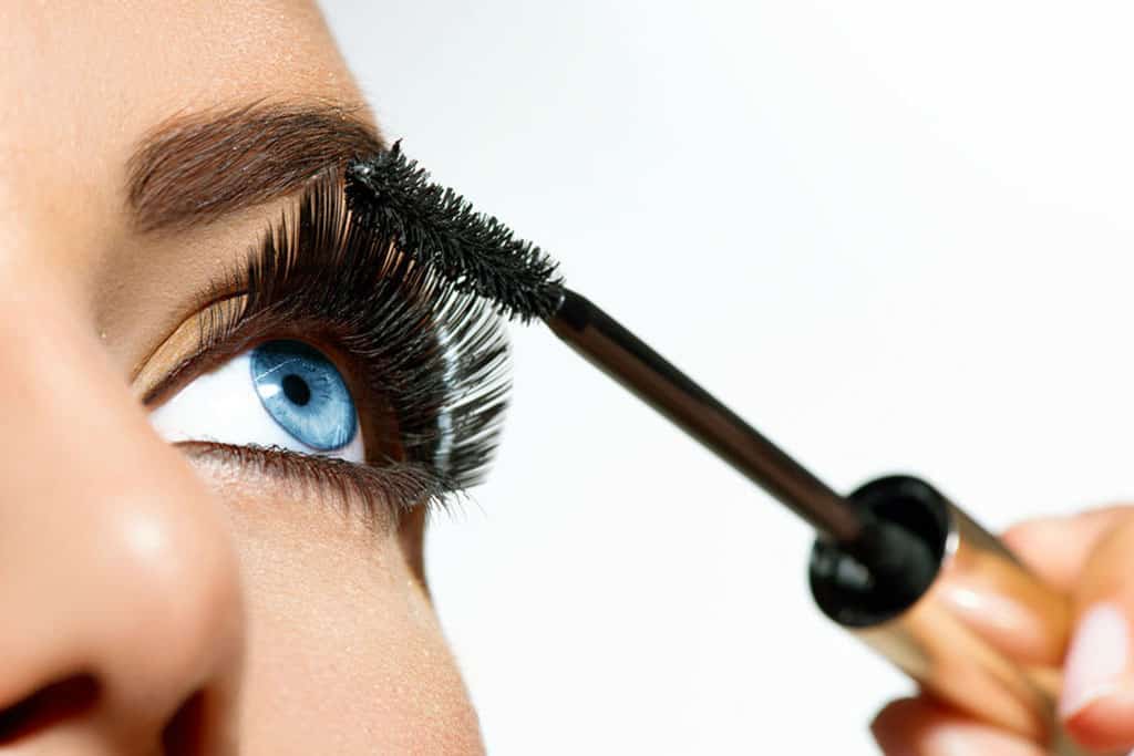 طرق تطويل الرموش بطرق صحية