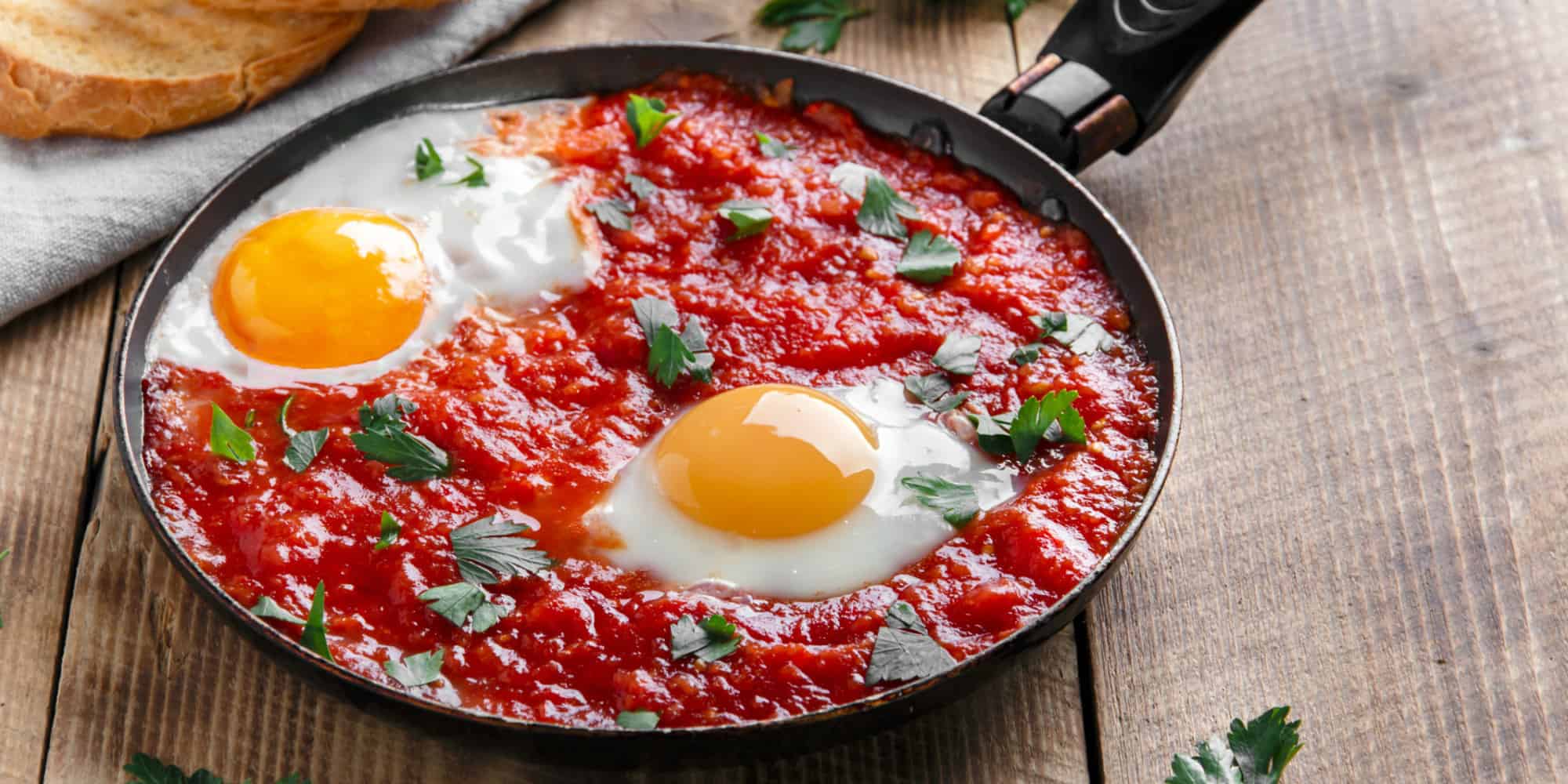 طريقة عمل بيض بصلصة الطماطم