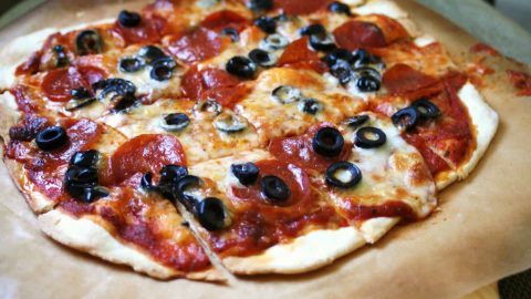 طريقة عجينة البيتزا