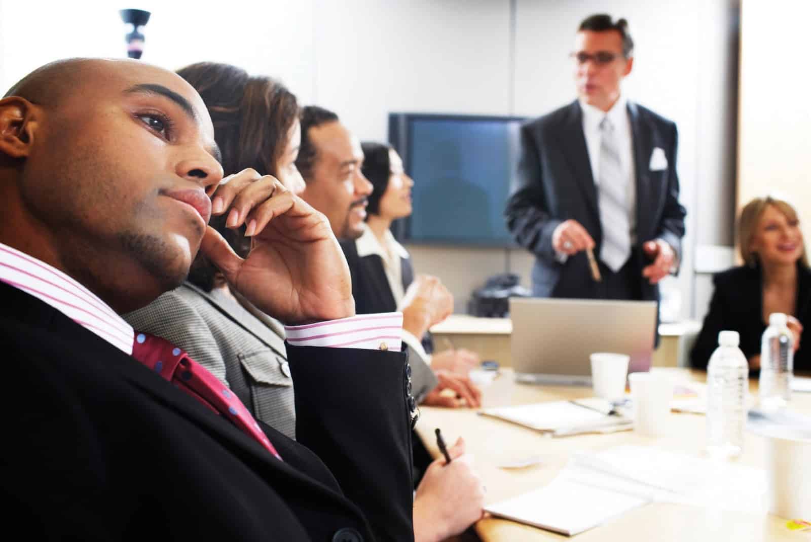 الفرق بين الاستماع والانصات