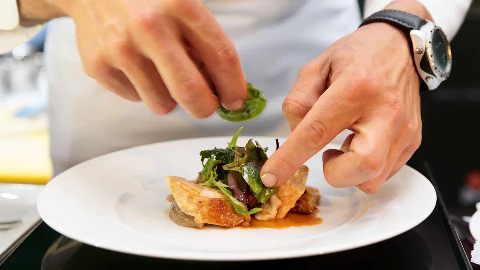 طرق تزيين أطباق التقديم