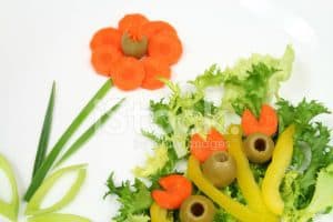 تزيين السلطات بالخضار