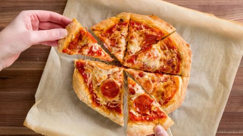 طريقة عجينة البيتزا منال العالم بالخطوات السهلة 2021