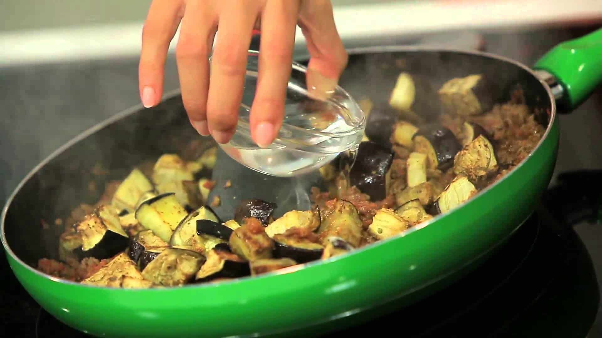 طريقة عمل فتة الباذنجان باللحم المفروم