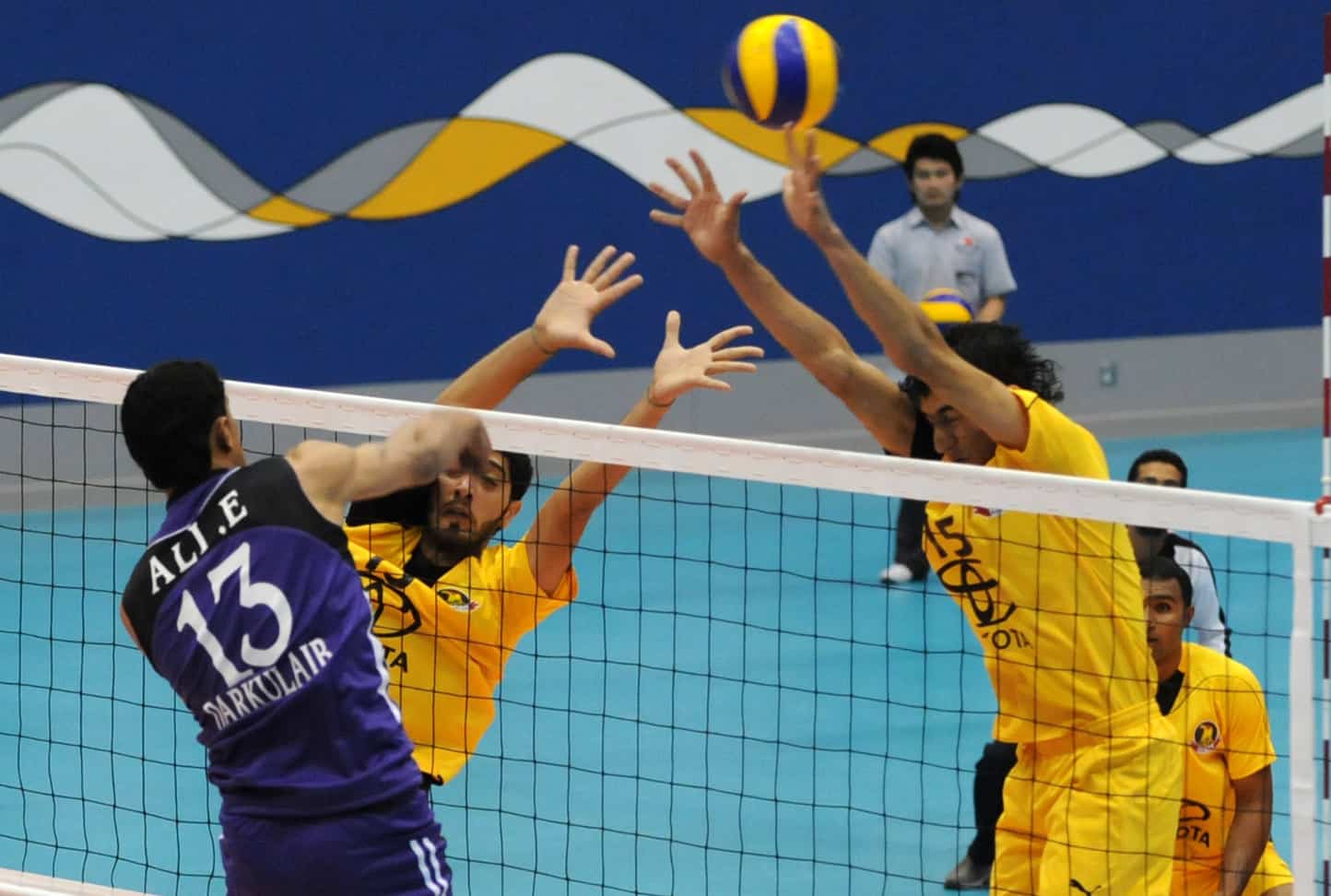 بحث عن الكرة الطائرة