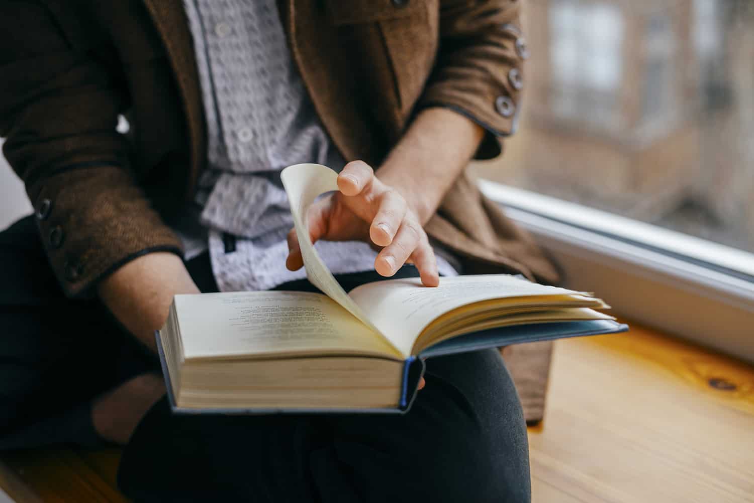 موضوع يتناول القراءة