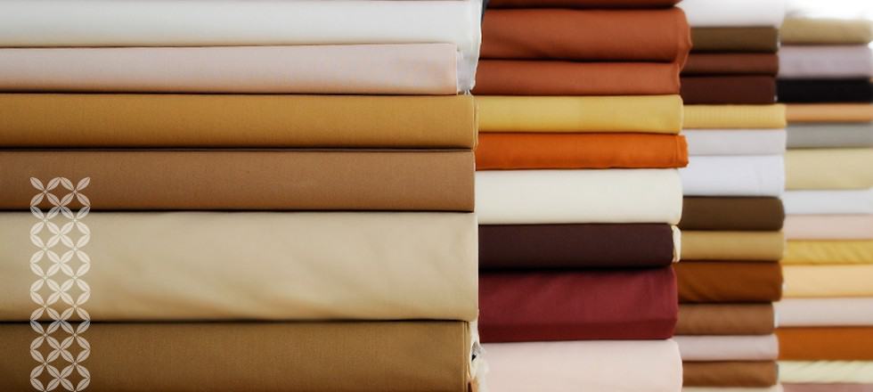 هل يوجد أقمشة رجالي في مجمع الشرق