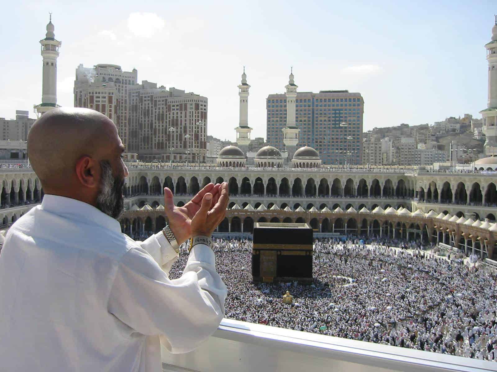 من راى أنه يصلي في الحرم وعقد قران في الحرم