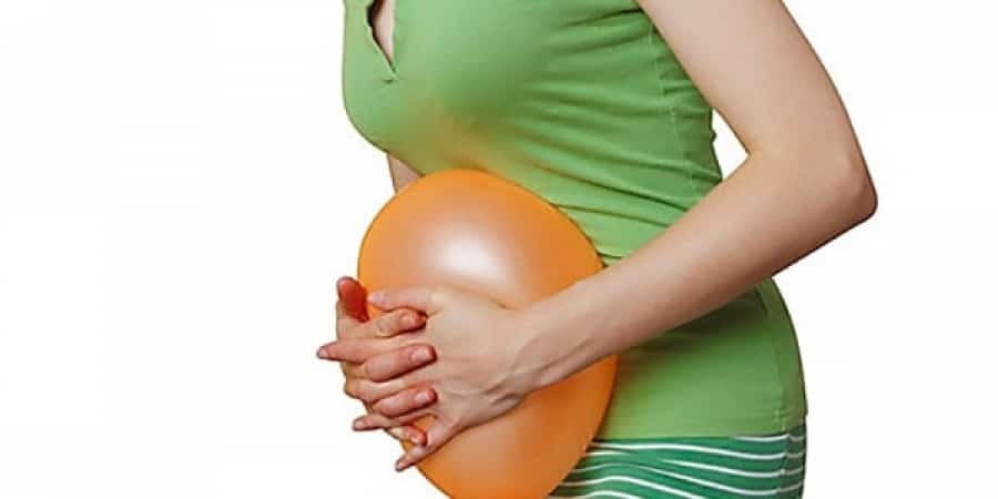 ما سبب إنتفاخ البطن من الأعلى وعلاجه ؟