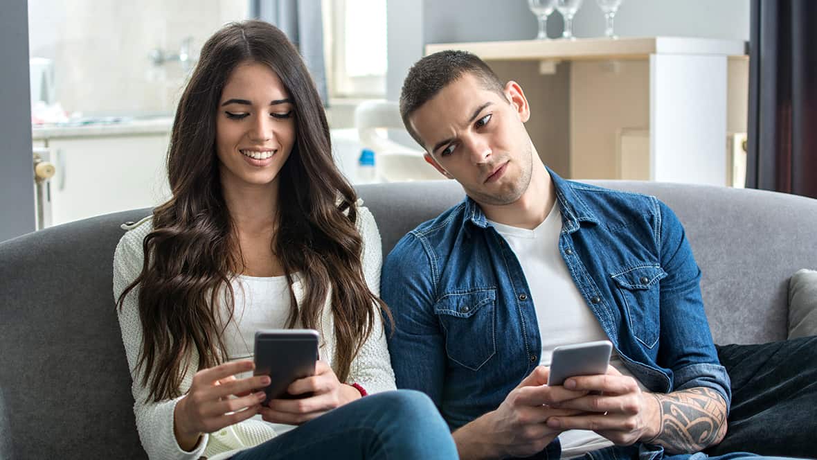 اسباب مشكلة الغيرة المفرطة عند الرجل وعلاجها