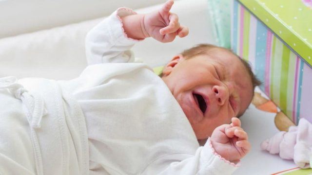 اسباب تشنجات الرضع واعراضها