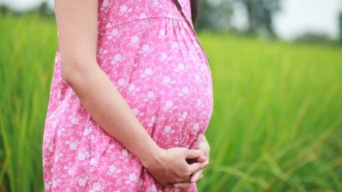 اسباب وجود افرازات متجبنة اثناء الحمل وعلاجها