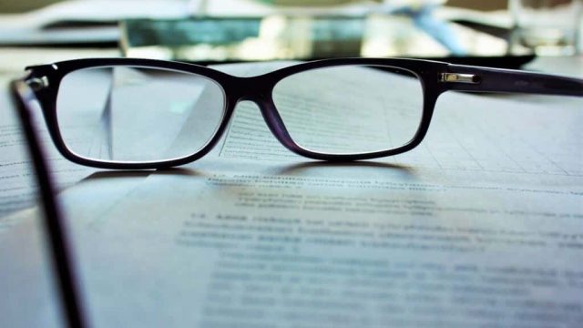 الفرق بين نظارة القراءة ونظارة النظر