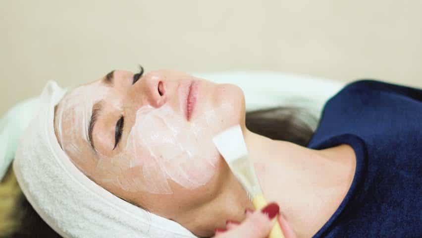 طرق تقشير الوجه في البيت مجربة