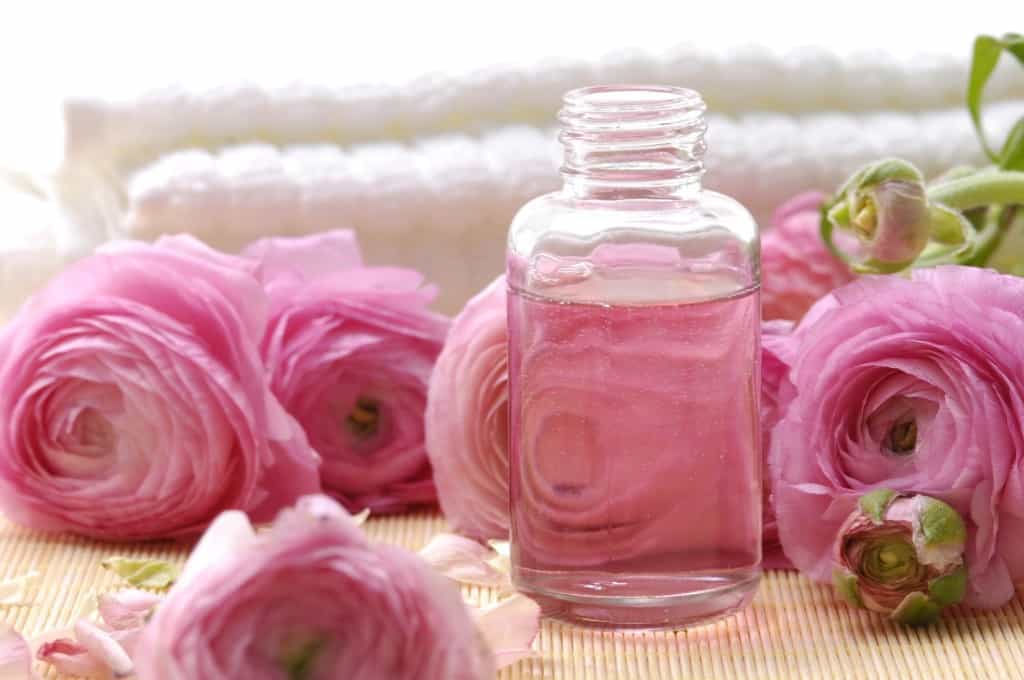 أهم فوائد استخدام زيت الورد