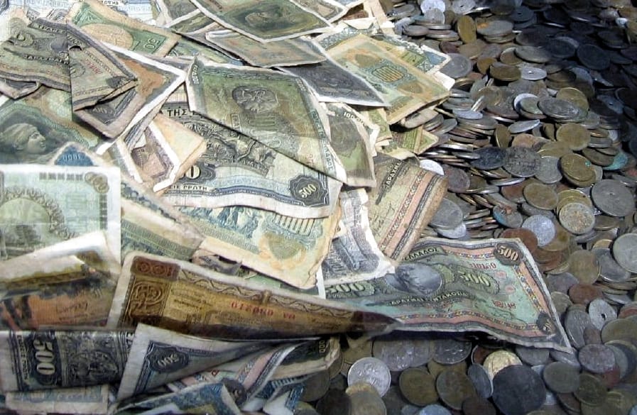 تفسير رؤية الفلوس مع الأهل المتوفين