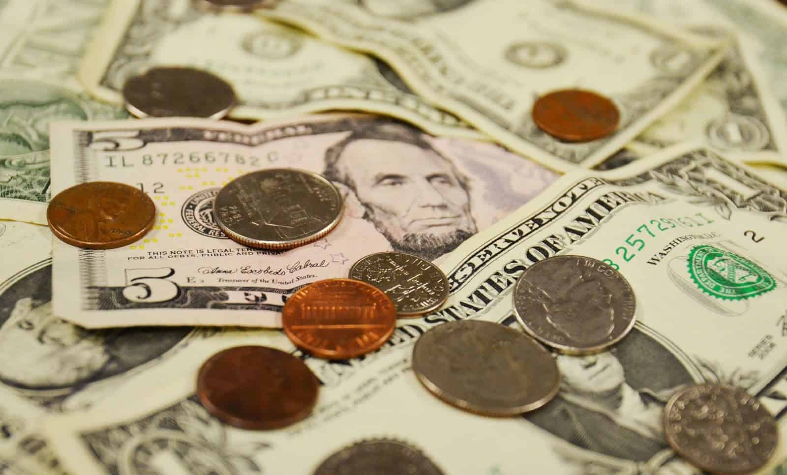 تفسير إعطاء الميت للحي نقود في المنام