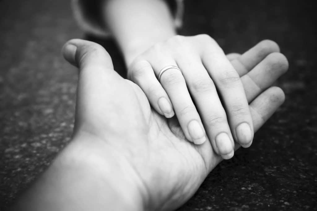 تفسير حلم شخص اعرفه يمسك ايدي