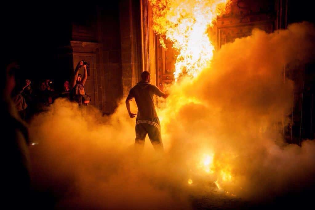 رؤية باب يخرج منه النار في الحلم