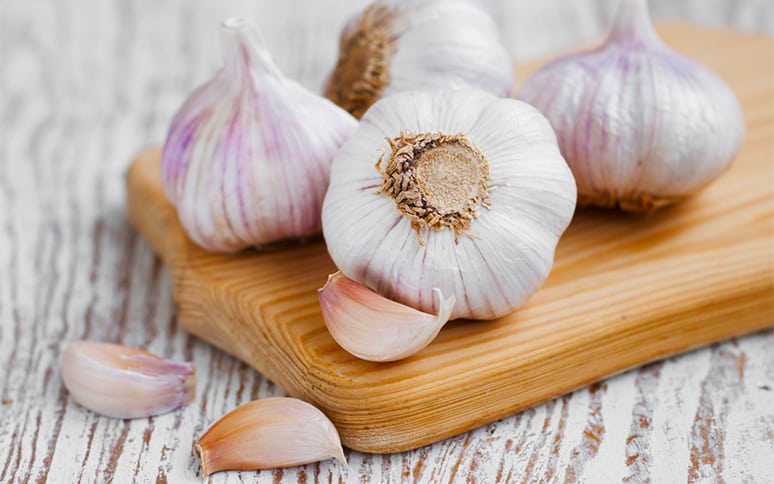 علاج أبو صفار بالثوم للكبار .. أعراض وأسباب اليرقان وعلاجه