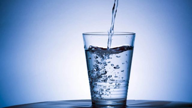 كم يحتاج الجسم من الماء حسب الوزن؟