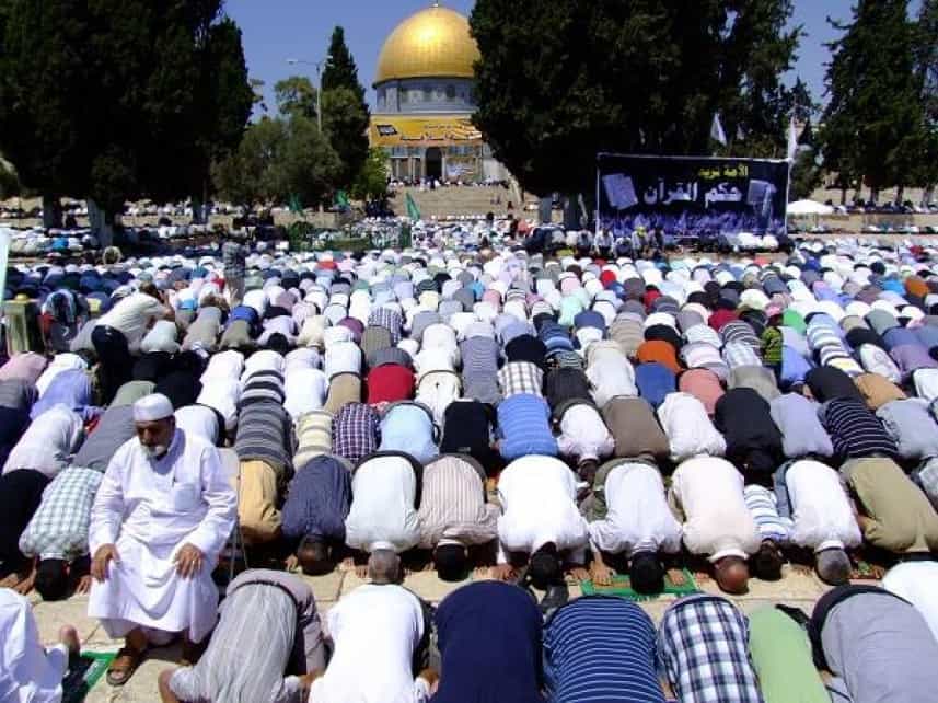 تفسير حلم صلاة الجمعة في المنام للعزباء