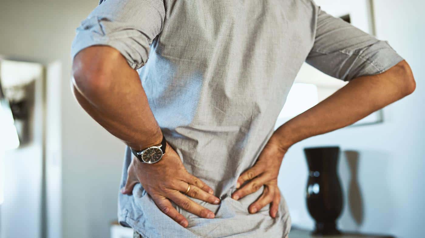 ألم أعلى الظهر يسار سببه وعلاجه