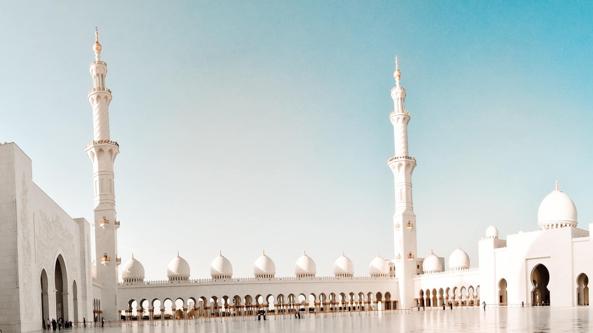 من عاشر قوم أربعين يوم صار منهم