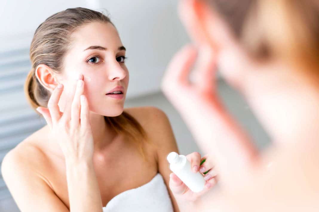 طريقة التعامل مع البشرة الدهنية وحل مشاكلها