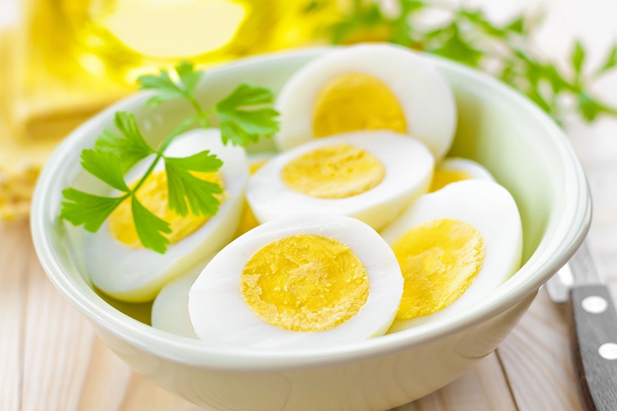 مدة صلاحية البيض المسلوق في الثلاجة وخارجها