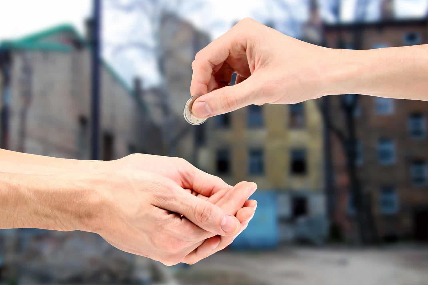 ما هي فوائد الصدقه وأمثلة عليها