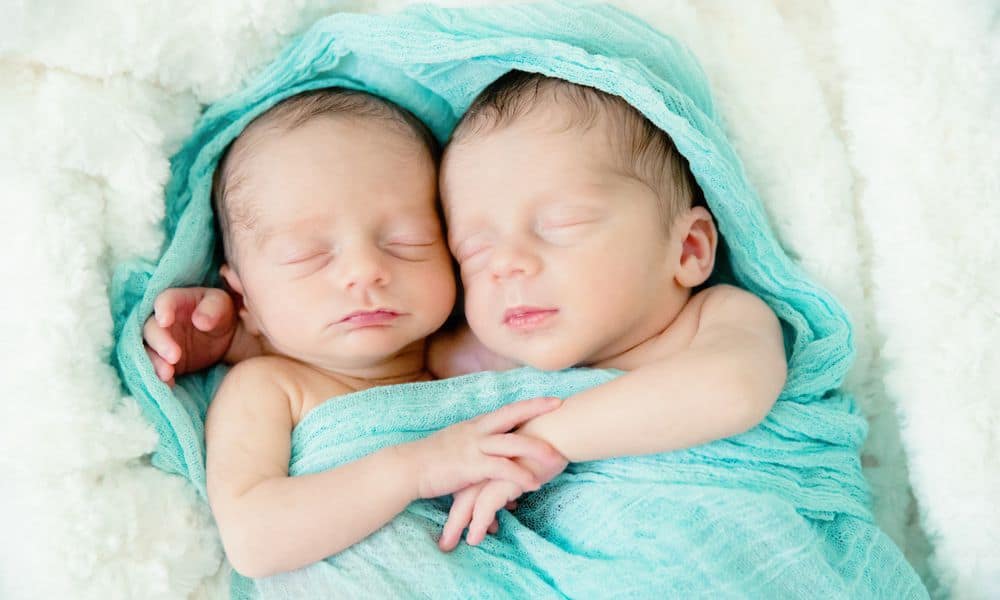 متى يظهر الحمل بتوأم فى كيس واحد