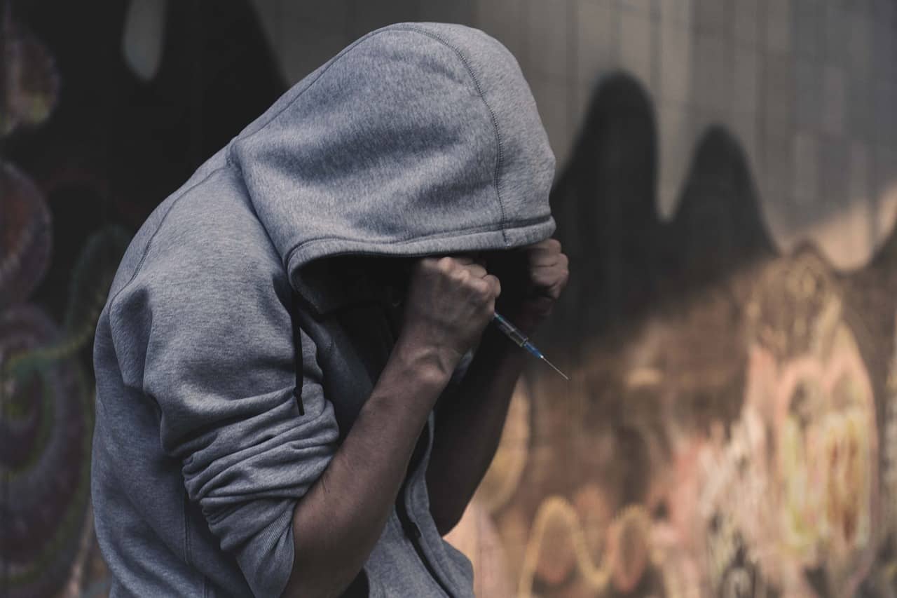 قصص مؤلمه من عالم المخدرات نماذج قصص حقيقية عن مخاطر إدمان المخدرات