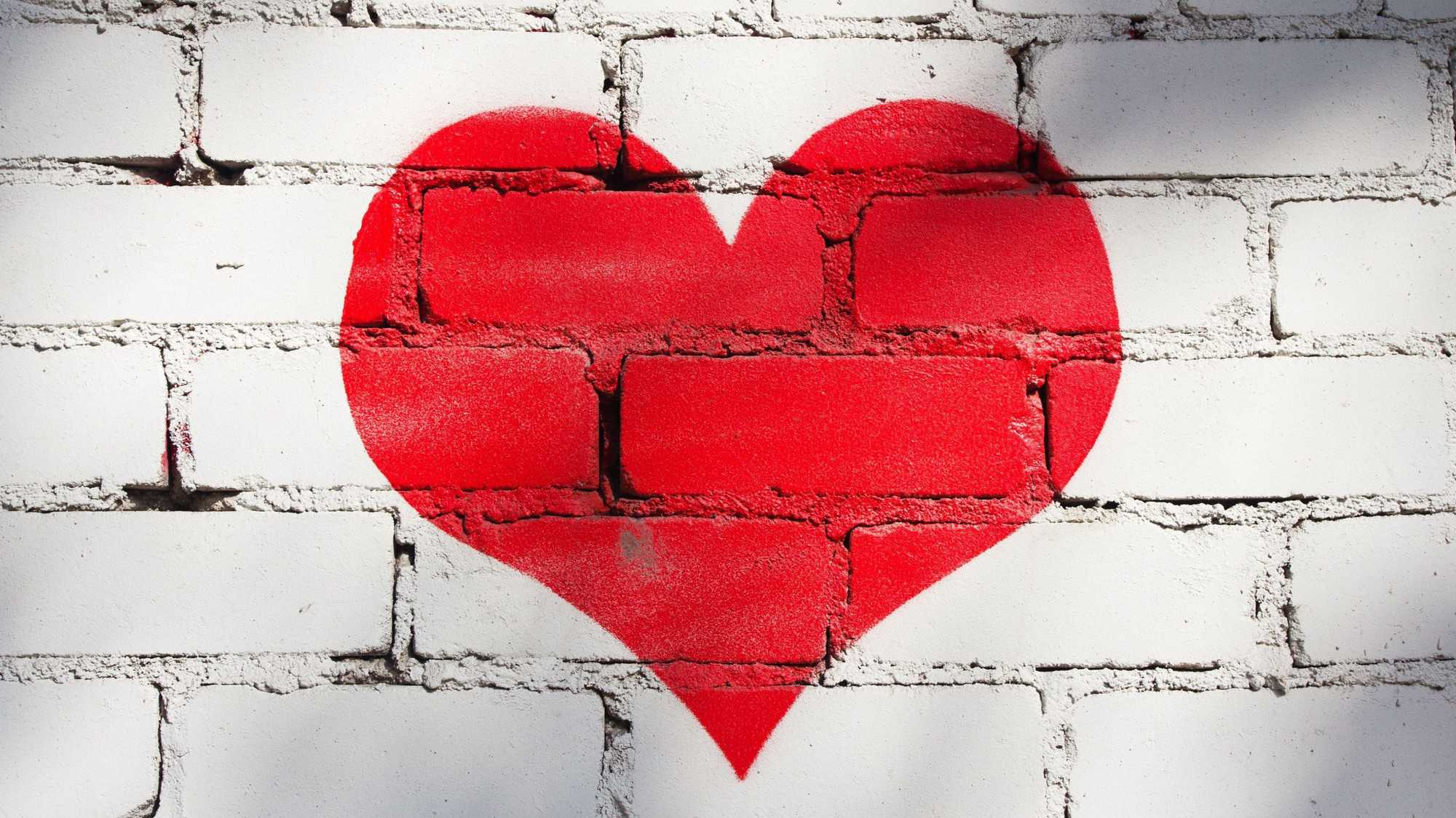 كيف تعرف من يحبك بصمت