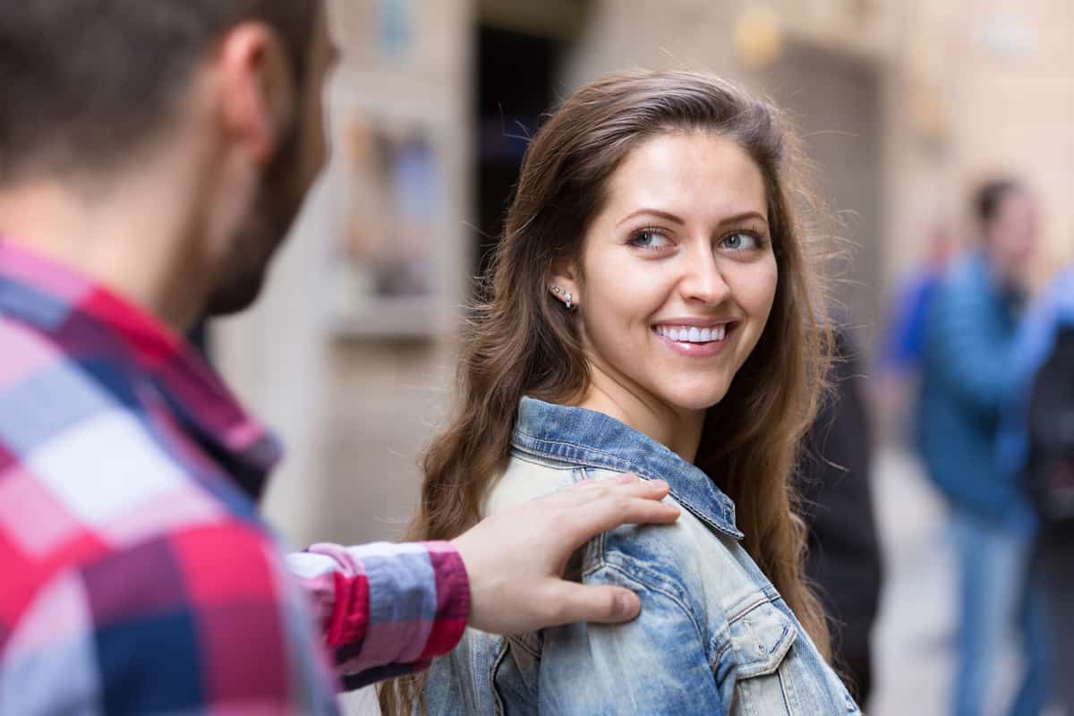 كيفية لفت انتباه الفتاة