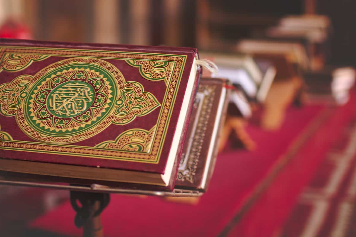 تفسير اية ولا متخذات اخدان