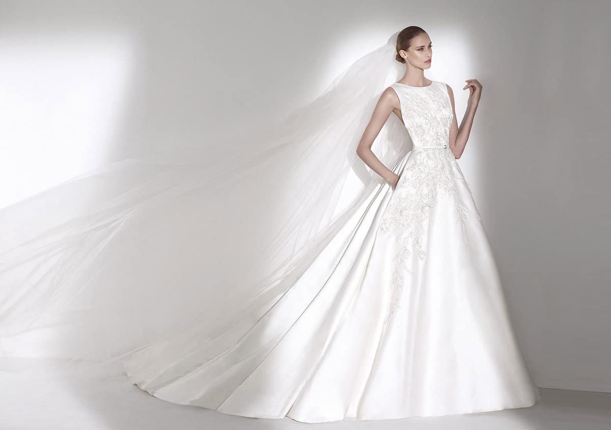 شارع جمال عبد الناصر الشارقة فساتين