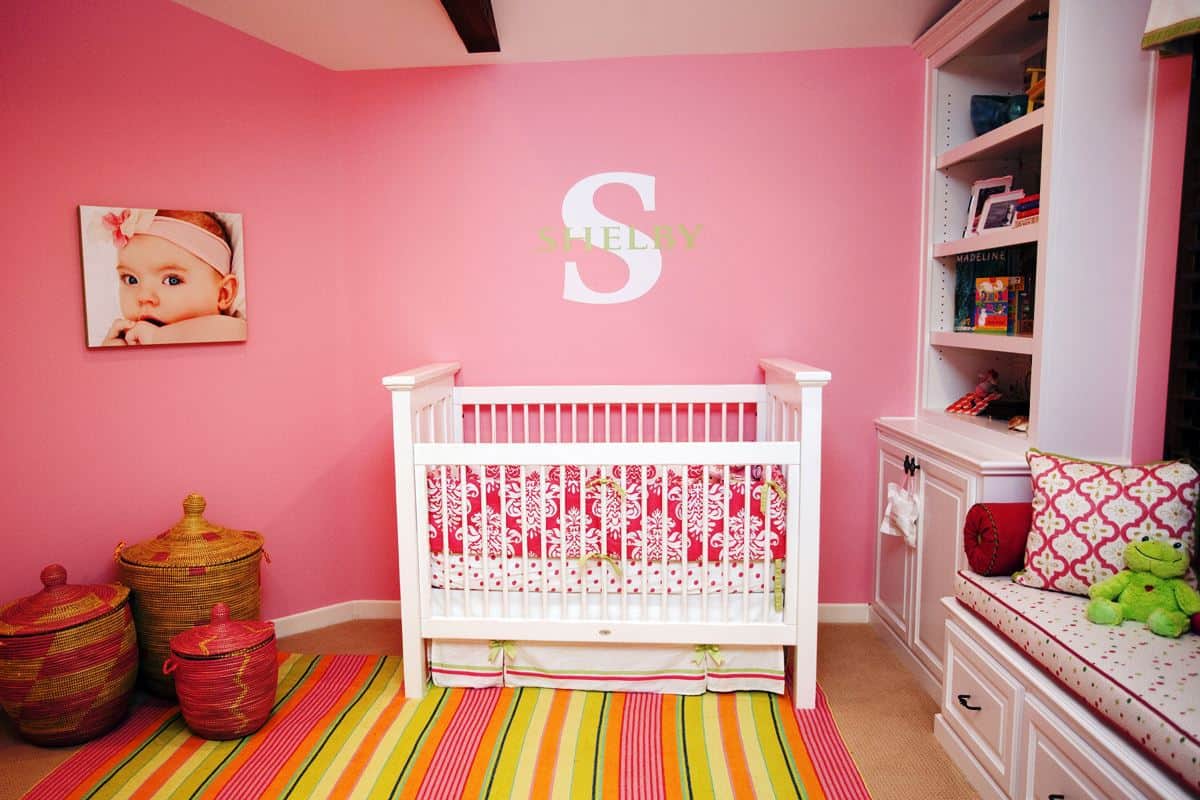 صورة لغرفة فتاة زهرية اللون