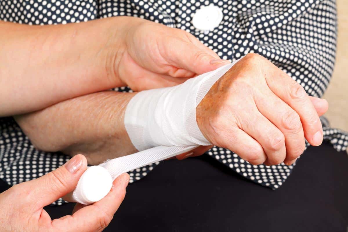 تفسير رؤية قطع اليد في المنام في مختلف الحالات