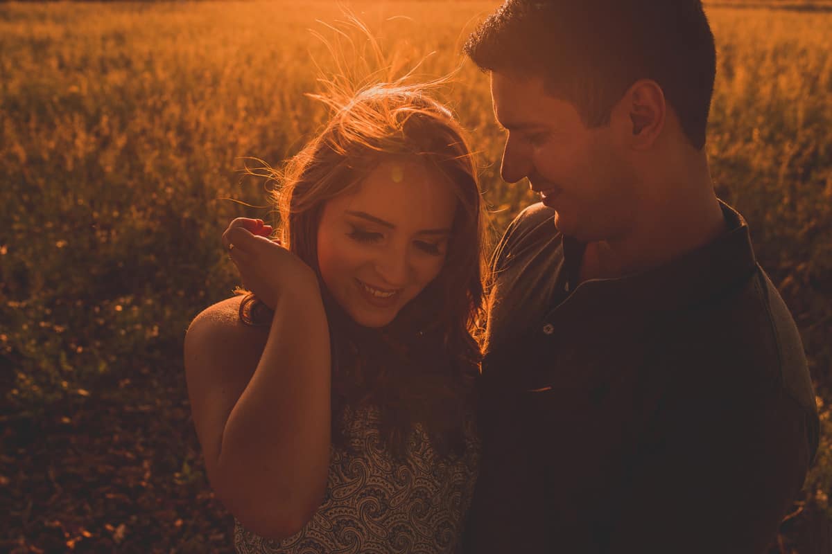 كيف تعرف انها تحبك