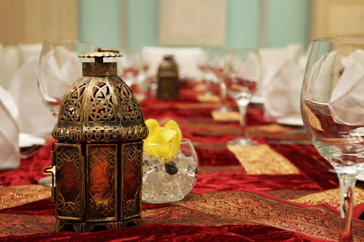 حكم تقبيل الزوجة من الفم في نهار رمضان