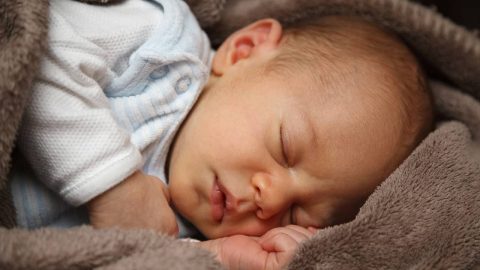كيفية علاج ارتفاع درجة حرارة الرضيع واسبابها