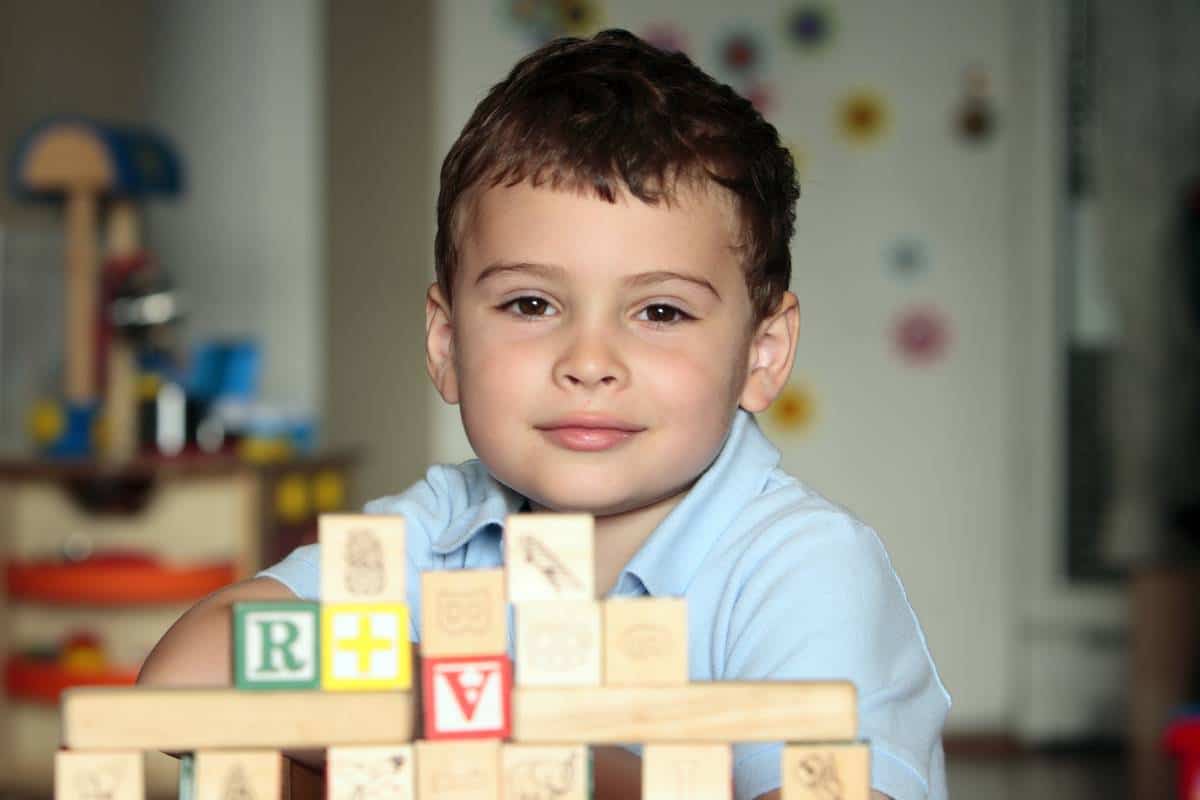 هل طفلي التوحدي يعرفني