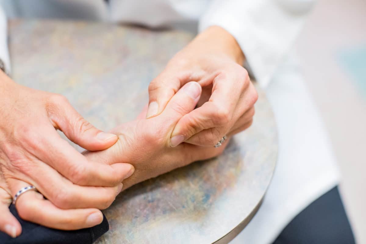 اسباب واعراض وعلاج متلازمة النفق الرسغي