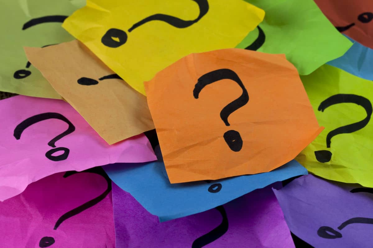 يسير بلا قدمين ولا يدخل الا بالاذنين ما هو