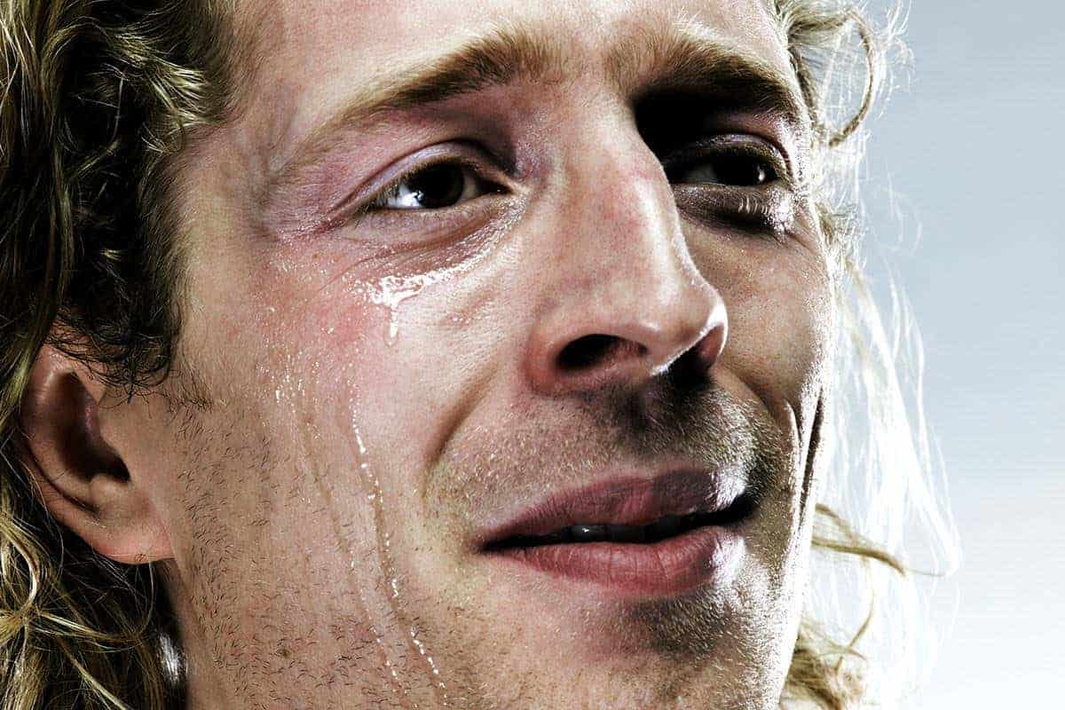 فوائد البكاء للصحة ودوره في تسكين الألم