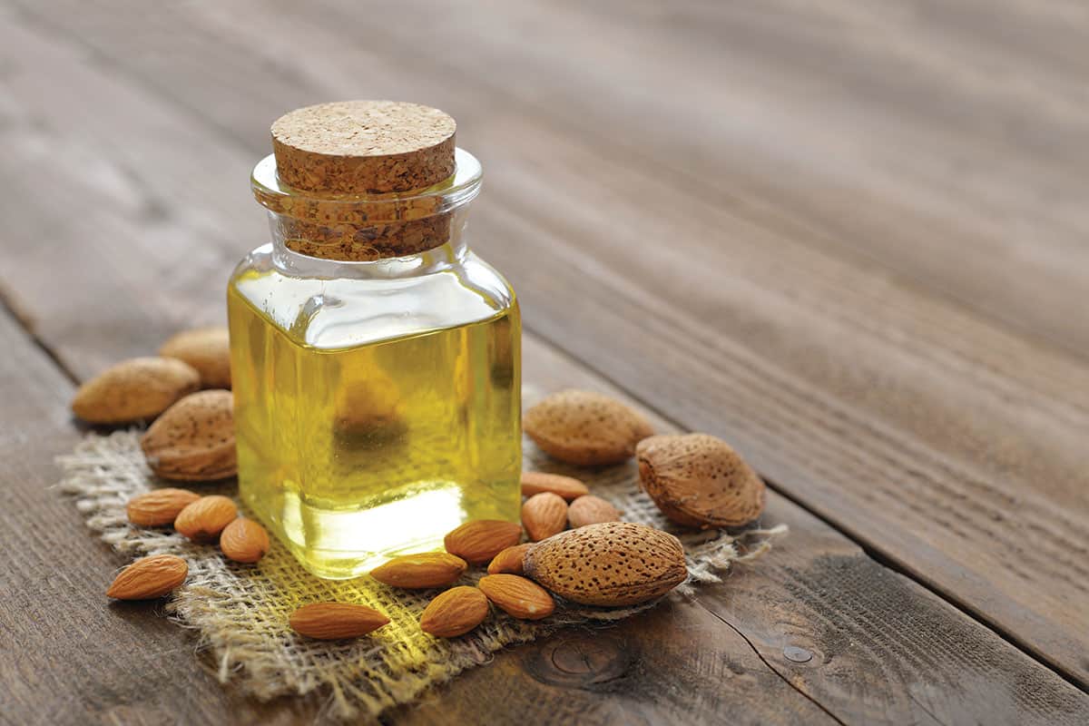 فوائد زيت اللوز المر وكيفية استعماله