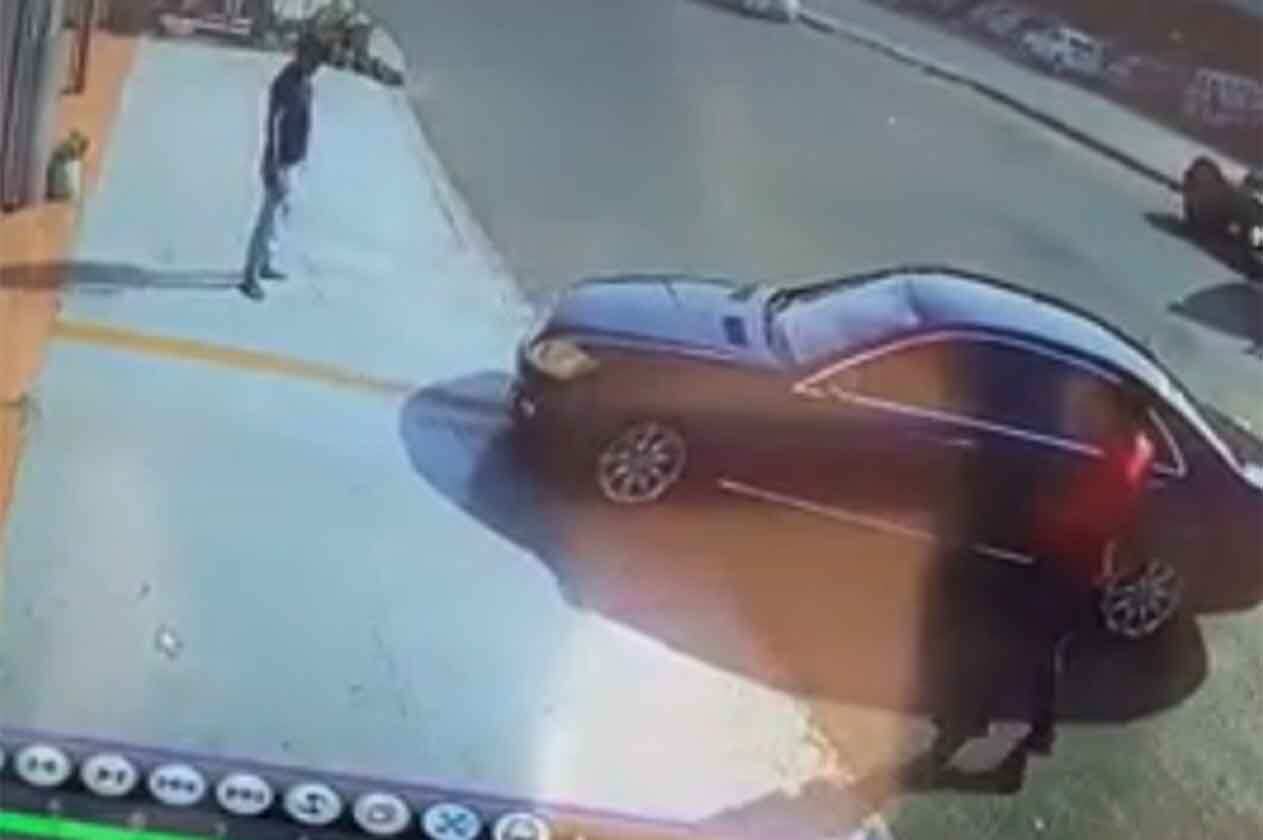 سرقة مرسيدس في جدة أمام أعين صاحبها والسارق يصيب الحاضرين بالذهول