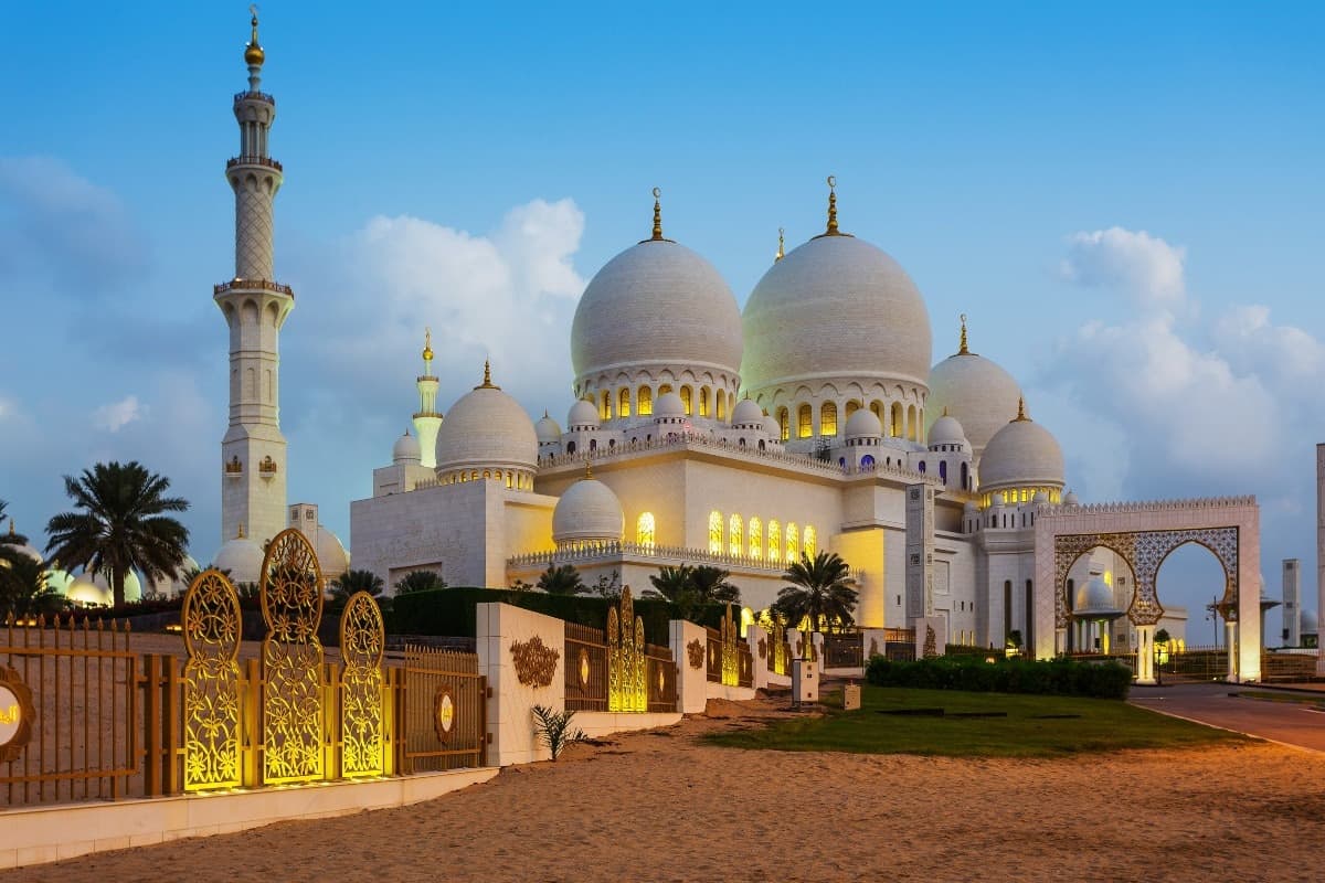 أين يقع مسجد الشيخ زايد وما هي مميزاته