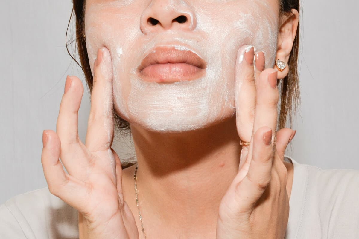 فوائد الحليب للبشرة وأفضل وصفاته